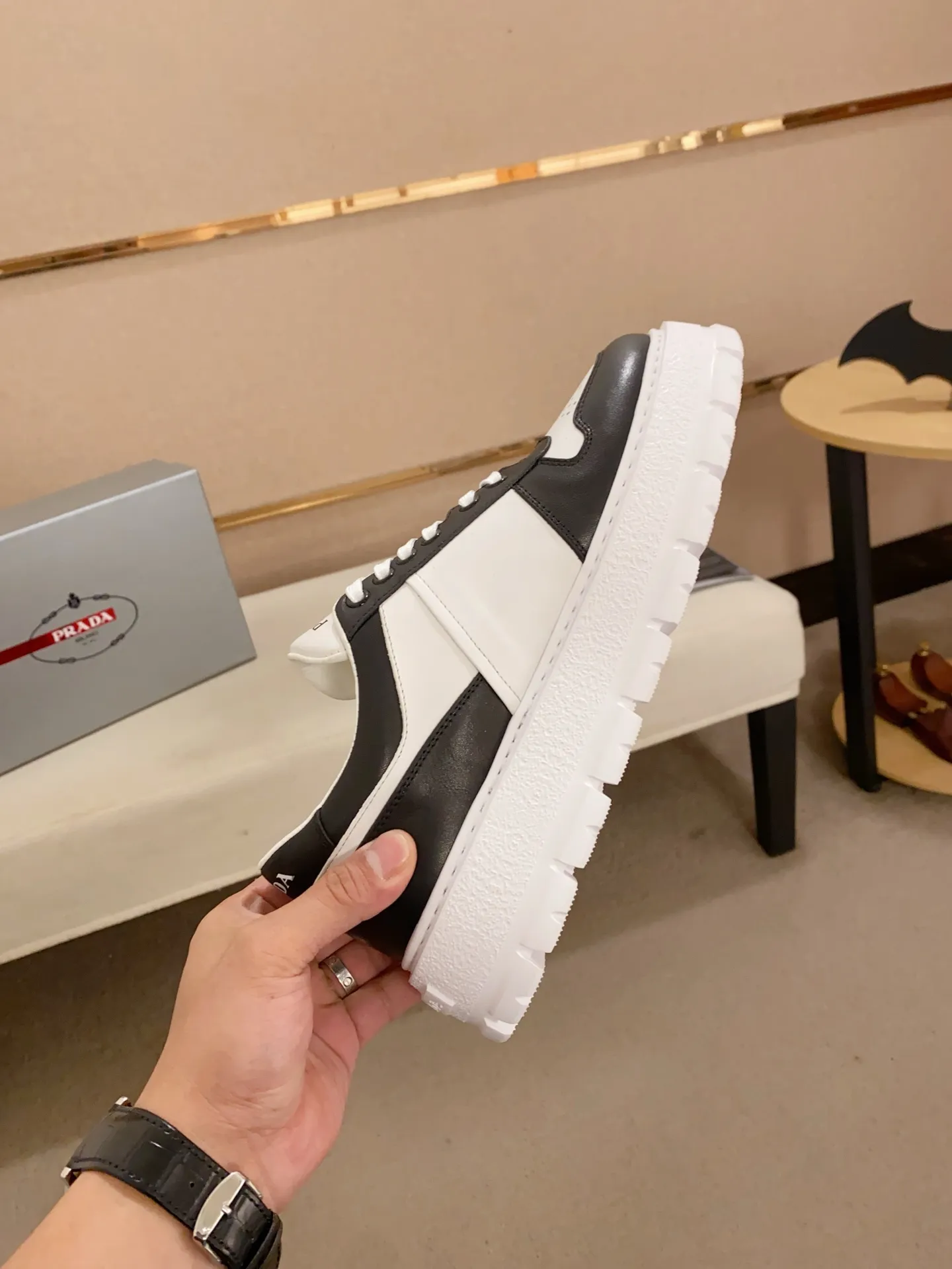 Men's shoes💰 620💰 ✔️✔️✔️Higher version High-quality new PRADA counters are launched simultaneously. The new men's shoes and 😘fabrics are selected from first-layer cowhide and are made by pure handicrafts. Lining: Full cowhide lining. 👍🏿 High-end ☄️ air-cushion molded anti-slip rubber outsole, exquisite lines, simple and elegant, comfortable and high-end for leisure travel. Code number: 38 to 44